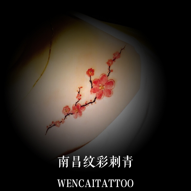 南昌徐小姐性感锁骨梅花纹身
