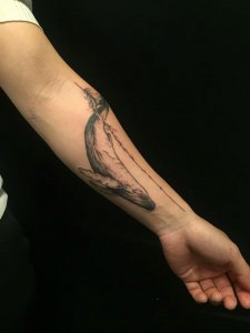 王先生手臂上的鱼形纹身